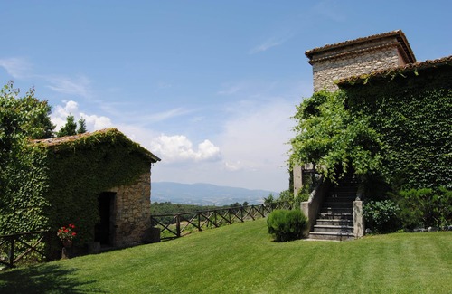 Spoleto Apartment | Panoramic Apartment Torre Colombaia: 9.6/10 Rated Escape