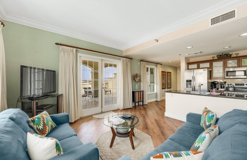 Lake Las Vegas Condo | Stunning Lake View Penthouse with Pool and Hot Tub Access