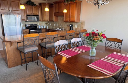 Hollister Condo | Panoramic Lake View! - The View at Emerald Pointe