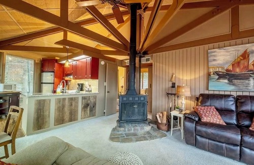 Unaka Cottage | Unforgettable Mountain and Lake Views with Pool Access
