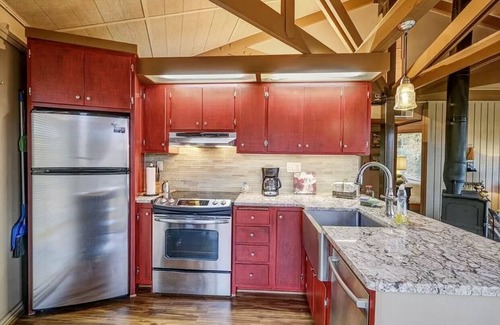 Unaka Cottage | Unforgettable Mountain and Lake Views with Pool Access