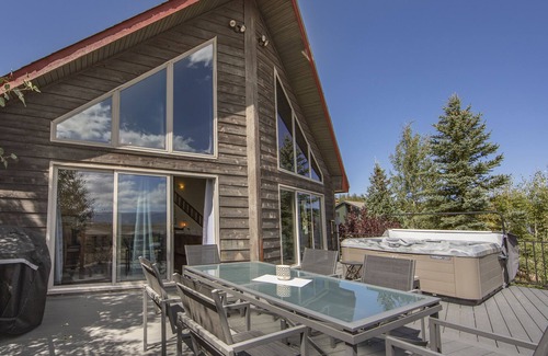 Tabernash House | Panoramic Mountain Views - with Hot Tub!