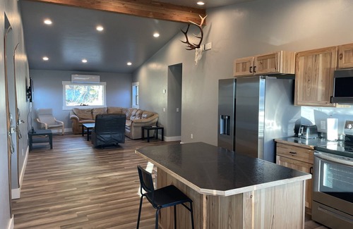 Libby House | Mountain View Loft with Breakfast & High Guest Ratings