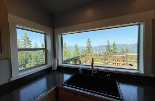 Libby House | Mountain View Loft with Breakfast & High Guest Ratings