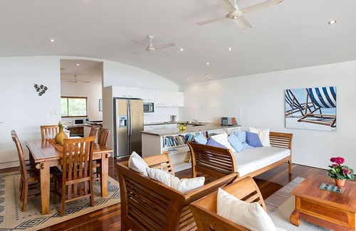 Point Lookout Apartment | Stunning Ocean & Beach Views with Pool and Kitchen Access