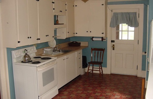 Tiverton House | Panoramic Ocean and River Views, Short Walk to the Shore.