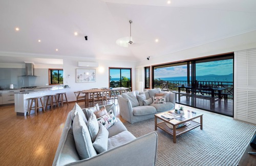 Airlie Beach House | Experience Breathtaking Ocean Views and Family-Friendly Amenities