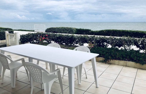 Pornichet Apartment | Inviting Oceanfront Retreat with Panoramic Views & Spa