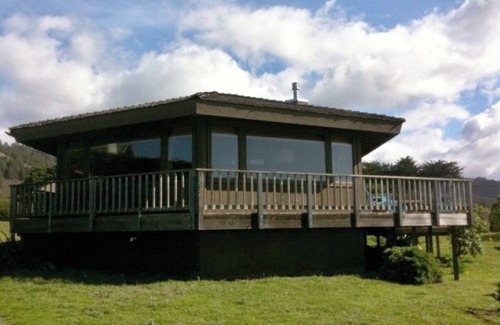 Manchester House | Cozy Oceanfront Retreat with Spa & Hot Tub at Irish Beach