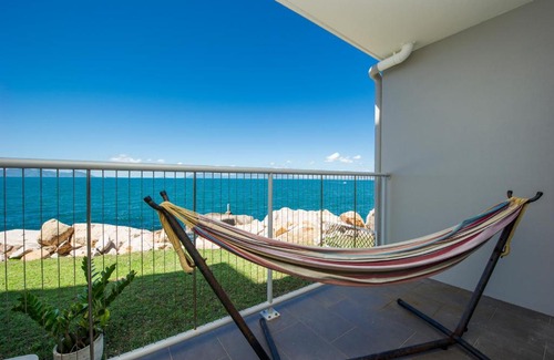 Nelly Bay Apartment | Scenic Oceanfront Retreat: 2 Bed Unit at Nelly Bay