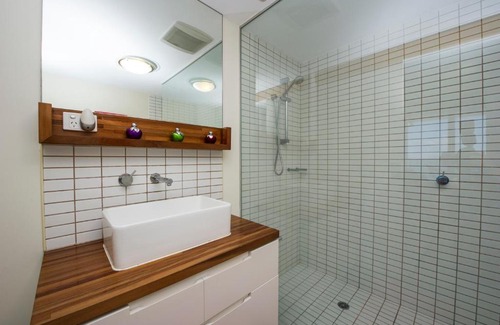 Nelly Bay Apartment | Scenic Oceanfront Retreat: 2 Bed Unit at Nelly Bay