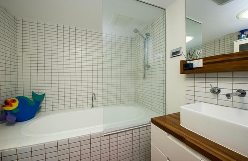 Nelly Bay Apartment | Scenic Oceanfront Retreat: 2 Bed Unit at Nelly Bay