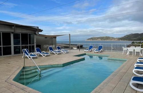 Nelly Bay Apartment | Scenic Oceanfront Retreat: 2 Bed Unit at Nelly Bay