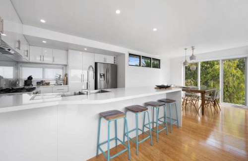Torquay House | Scenic Ocean Views in Torquay with Family-Friendly Amenities