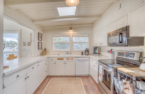 Gearhart House | Scenic Oceanfront Retreat with Fire Table & Private Patio