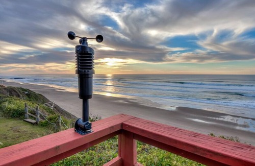 Nelscott House | Oceanfront Suites with Hot Tub & 9/10 Guest Rating!