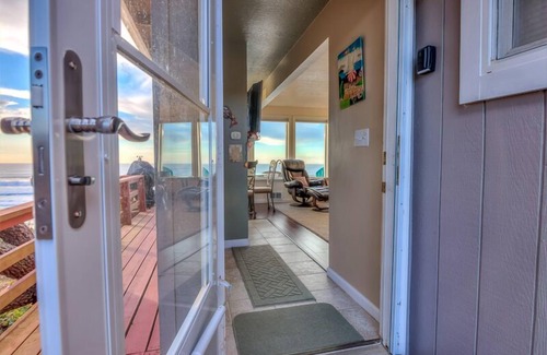 Nelscott House | Oceanfront Suites with Hot Tub & 9/10 Guest Rating!