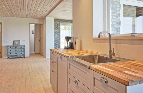 Svaneke House | Spacious 6-Person Holiday Home in Svaneke with Breakfast