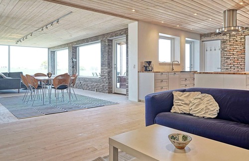 Svaneke House | Spacious 6-Person Holiday Home in Svaneke with Breakfast