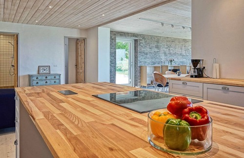 Svaneke House | Spacious 6-Person Holiday Home in Svaneke with Breakfast