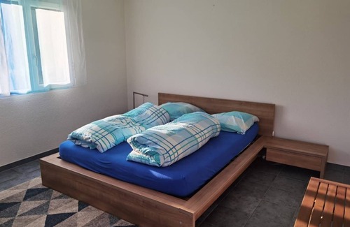 Krattigen Bed & Breakfast | Scenic Room with Lake Thun Views - Rated 9.2 by Guests
