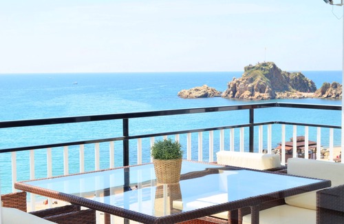 Blanes Apartment | Seaside Haven: Panoramic Views & Top-Rated Guest Service