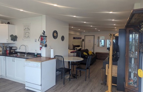 Okanagan-Similkameen Apartment | Panoramic Summerland Lake View Studio w/Hot Tub