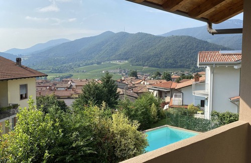 Entratico House | Scenic Three-Room Apartment with Spa and Breakfast