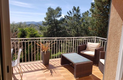 Afa House | Oceanfront Retreat: 3 Bedrooms with Pool & Ocean View