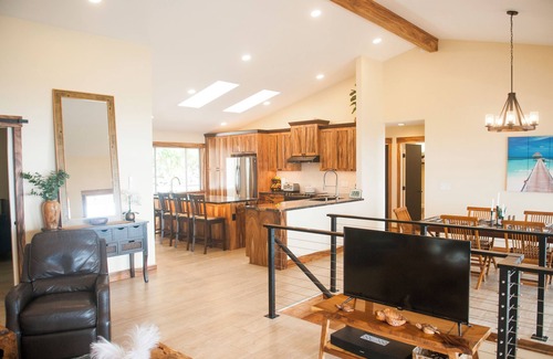 Kailua-Kona House | Oceanfront Retreat with Panoramic Views and Spa Amenities