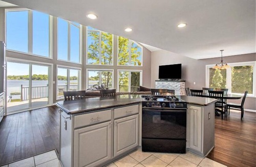 Brighton House | Inviting Space with Panoramic Lake Views and Top Amenities