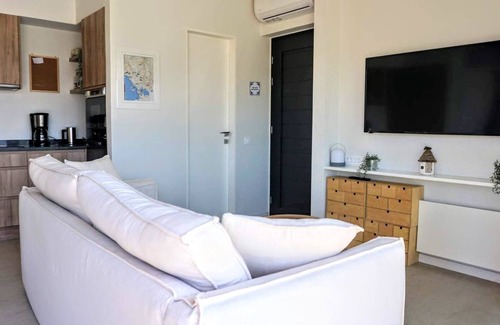 Paleros Villa | Stylish Three-Bedroom Villa with Private Pool and Ocean View