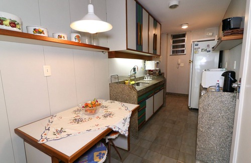 Zona Sul Apartment | Scenic Seafront Retreat with Spa and Kitchen Amenities