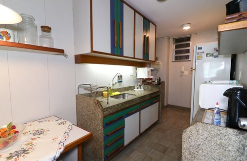 Zona Sul Apartment | Scenic Seafront Retreat with Spa and Kitchen Amenities