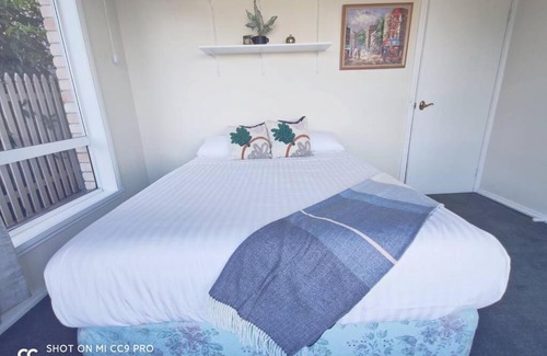 Sandy Bay Apartment | Panoramic View Unit for Pet Lovers - 4-Star Comfort Awaits