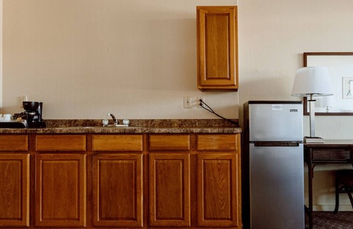 Kahului Hotel | Scenic Retreat with Pool Near Kanaha Beach Park!