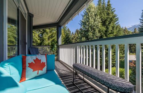 Village North House | Scenic 2 Bed Retreat with Panoramic Views in Village