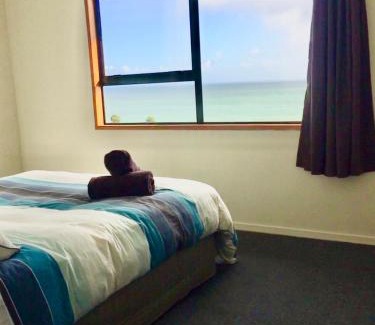 Ahipara House | Scenic Retreat with Panoramic Views - Pet Friendly Stay