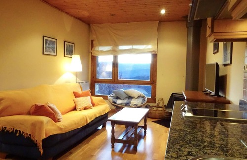 Calbinya Cottage | Experience Panoramic Views in the Pyrenees Village