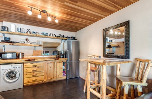 Orchard District Cottage | Experience Panoramic Views & Pool Access by the Deschutes