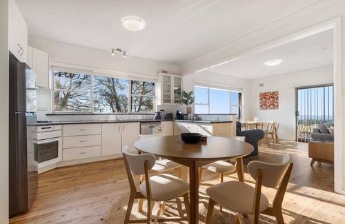 Canobolas House | Inviting 3 Bedroom Farm Stay with Panoramic Views