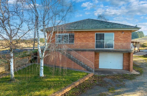 Canobolas House | Inviting 3 Bedroom Farm Stay with Panoramic Views