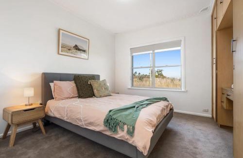 Canobolas House | Experience Scenic Farm Stay at Pinnacle - Family Friendly