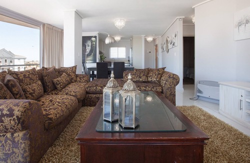 Lagoon Beach Apartment | Beachfront Retreat with Balcony and Pool Access