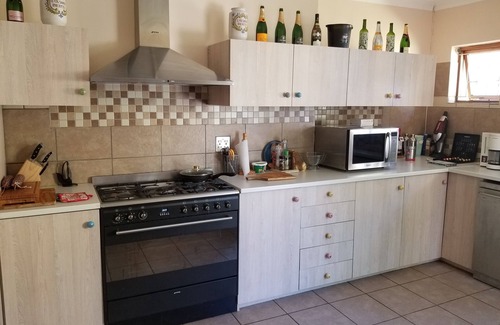 Plettenberg Bay House | Stunning Lagoon and Mountain Views with Pet-Friendly Amenities