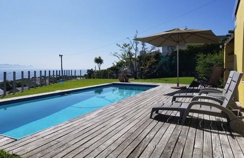 Plettenberg Bay House | Stunning Lagoon and Mountain Views with Pet-Friendly Amenities