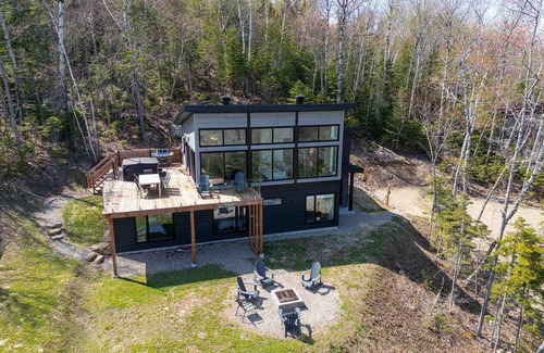 Les Eboulements Ski Chalet | Experience The Panoramique 156: Cozy Retreat by the River