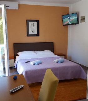 Brbinj Bed & Breakfast | Budget-Friendly Stay at Pansion Kaleb: Family Approved