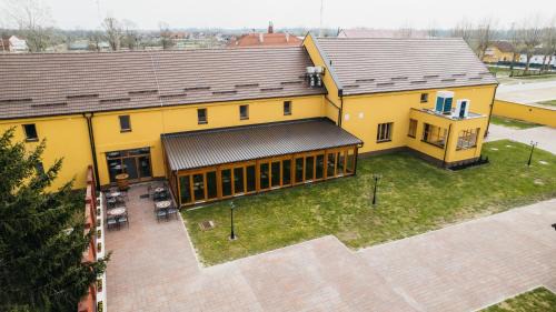Babina Greda Hotel | Discover Comfort at Pansion Mihića dvori - 4-Star Retreat