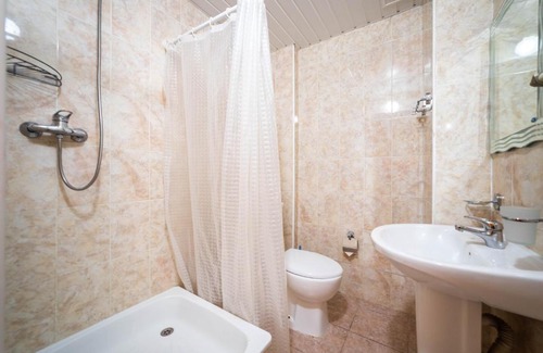 Tsentralnyy Hotel | Relax at Pansionat PrimaVera: Pool, Breakfast & Hot Tub